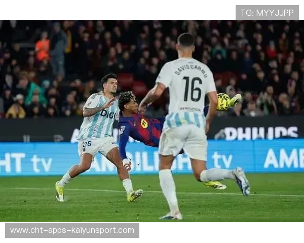 亚马尔挑传身后空当，巴萨冲刺到位，马里亚诺巴萨